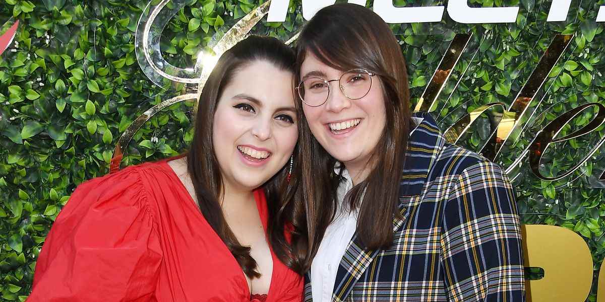 Beanie Feldstein de Booksmart annonce ses fiançailles avec sa petite amie Bonnie Chance Roberts

