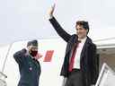 Le premier ministre Justin Trudeau monte à bord de son avion à Ottawa alors qu'il part pour un voyage international de 10 jours le mardi 21 juin 2022.  