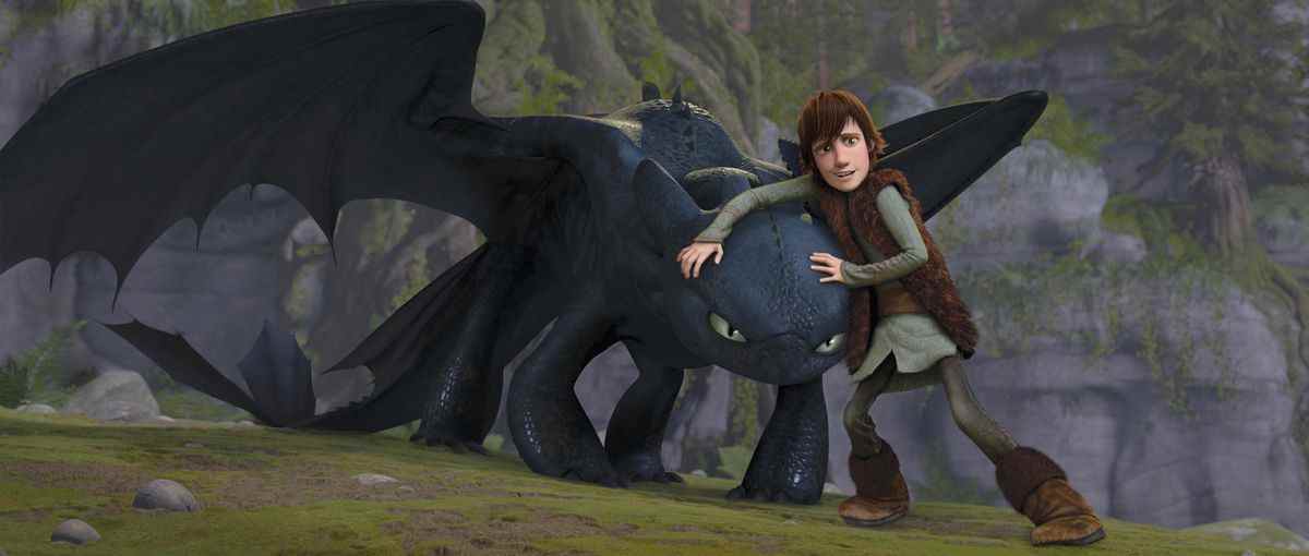 Hiccup se tient nerveusement à côté d'édenté, qui a l'air un peu énervé, dans How to Train Your Dragon