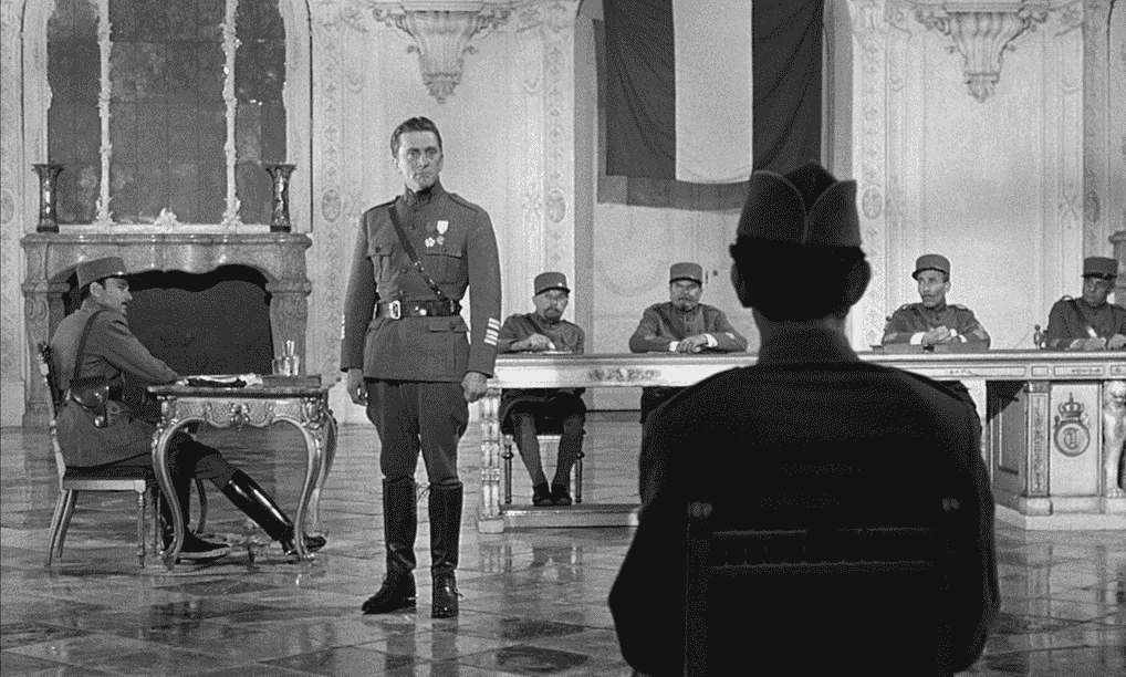 Kirk Douglas défend ses soldats en tant que colonel Dax dans Paths of Glory.