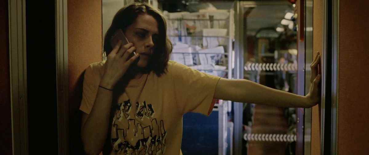 Kristen Stewart s'appuie contre un mur au téléphone dans Personal Shopper.