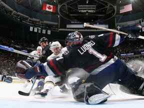 Antti Miettinen des Stars de Dallas tire la rondelle vers Roberto Luongo des Canucks de Vancouver lors d'un match éliminatoire de la LNH au GM Place le 11 avril 2007 à Vancouver.