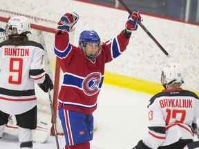 Les Canadiennes Caroline Ouellette (de face) célèbre sa passe sur un but contre les Vanke Rays à Montréal, le 28 janvier 2018. (Christinne Muschi / MONTREAL GAZETTE)