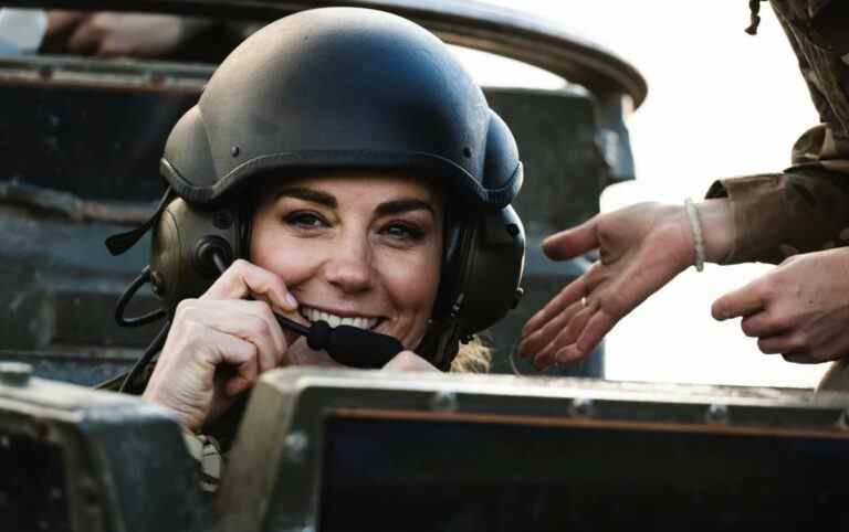 En images: la duchesse de Cambridge rejoint les escouades pour des exercices alors qu’elle marque la Journée des forces armées