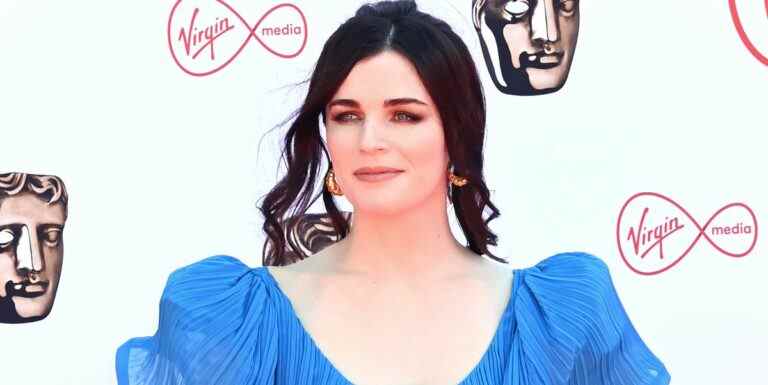 La star de Doctor Who, Aisling Bea, enfile une robe de chambre sur Jimmy Kimmel après avoir perdu ses bagages

