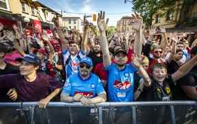 Les fans attendent l'arrivée de la star de l'équipe nationale italienne Lorenzo Insigne dans la Petite Italie après son arrivée à Toronto le vendredi 24 juin 2022. ERNEST DOROSZUK/TORONTO SUN