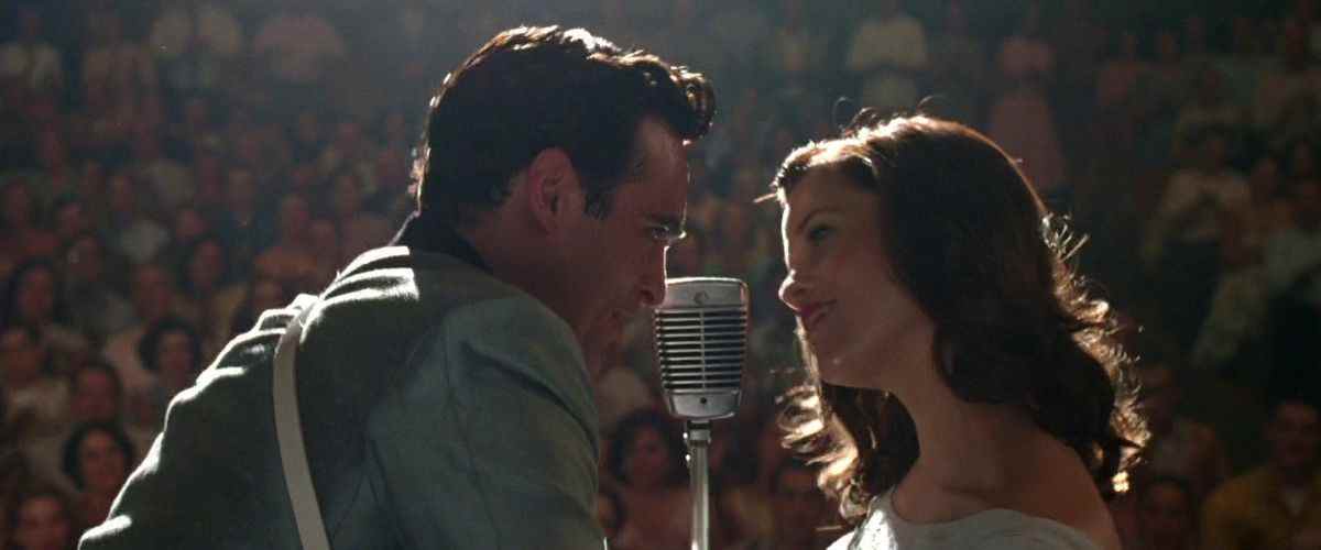 Joaquin Phoenix et Reese Witherspoon se regardent et chantent dans Walk the Line.