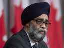 Le ministre de la Défense nationale Harjit Sajjan lors d'une conférence de presse le jeudi 7 mai 2020 à Ottawa.