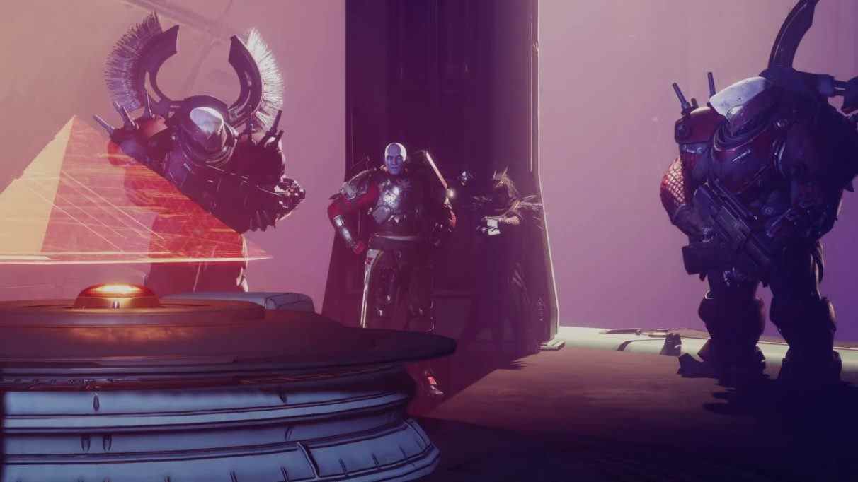 Une cinématique de Destiny 2 montrant toujours Zavala et Osiris discutant des pyramides avec les troupes de la Légion rouge.