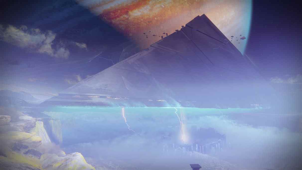 Une capture d'écran de Destiny 2 montrant une vaste pyramide des Ténèbres suspendue au-dessus de la lune jovienne d'Io.