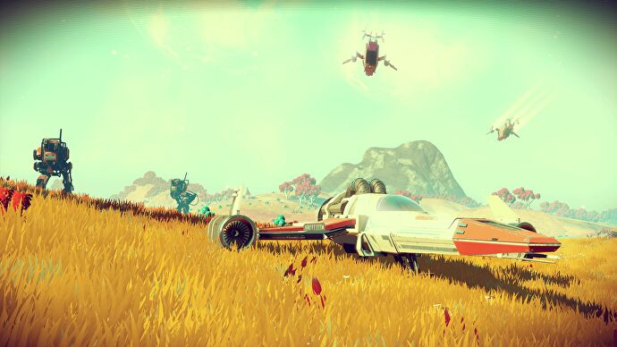 Dans No Man's Sky, un vaisseau spatial est assis sur un champ tandis que des marcheurs robotiques piétinent en arrière-plan.