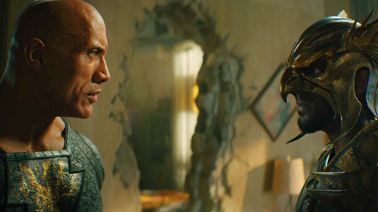 Black Adam (Dwayne Johnson) et Hawkman (Aldis Hodge) s'affrontent dans Black Adam