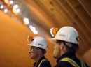 Des employés se tiennent debout dans une grange de stockage à l'installation de potasse de Nutrien Ltd. Cory à Saskatoon, en Saskatchewan.  Nutrien accélère sa production dans un contexte de pénurie mondiale.