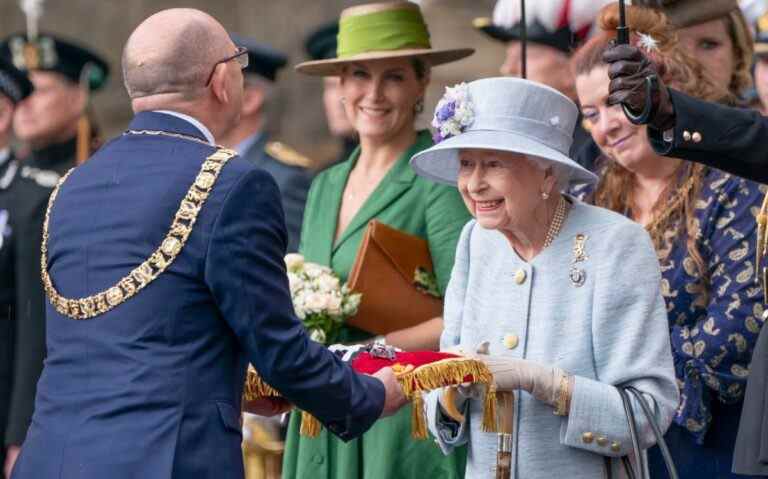 La visite inattendue de la reine en Écosse est un coup de poing politique toujours aussi poli