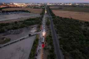 Dans cette vue aérienne, des membres des forces de l'ordre enquêtent sur un semi-remorque le 27 juin 2022 à San Antonio, Texas.  (Photo de Jordan Vonderhaar/Getty Images)