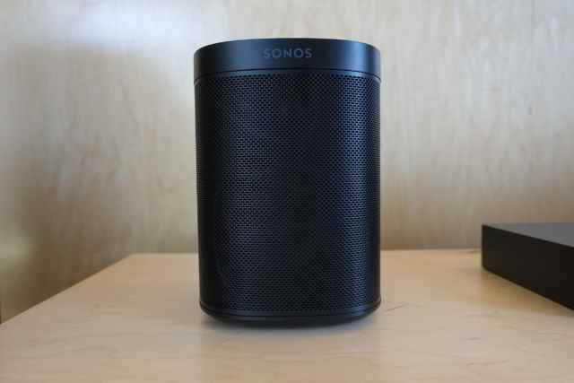 Le Sonos One SL est aussi doux que le <a href=