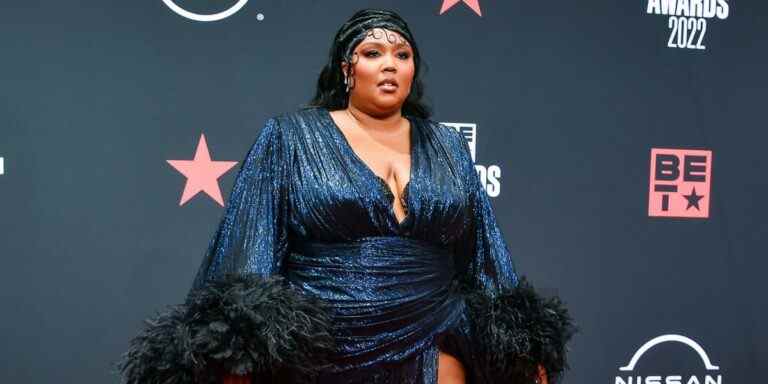 Lizzo prouve qu’elle est la reine du tapis rouge dans une robe à plumes flamboyante