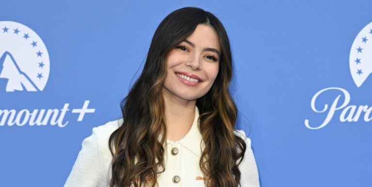 Miranda Cosgrove d'iCarly taquine la romance de fin de partie de Freddie et Carly

