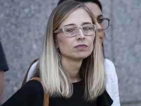 Annie Farmer, victime de Jeffrey Epstein, regarde leurs avocats s'adresser à la presse devant un tribunal fédéral à la suite d'une enquête sur le cautionnement de Jeffrey Epstein, le 15 juillet 2019 à New York.