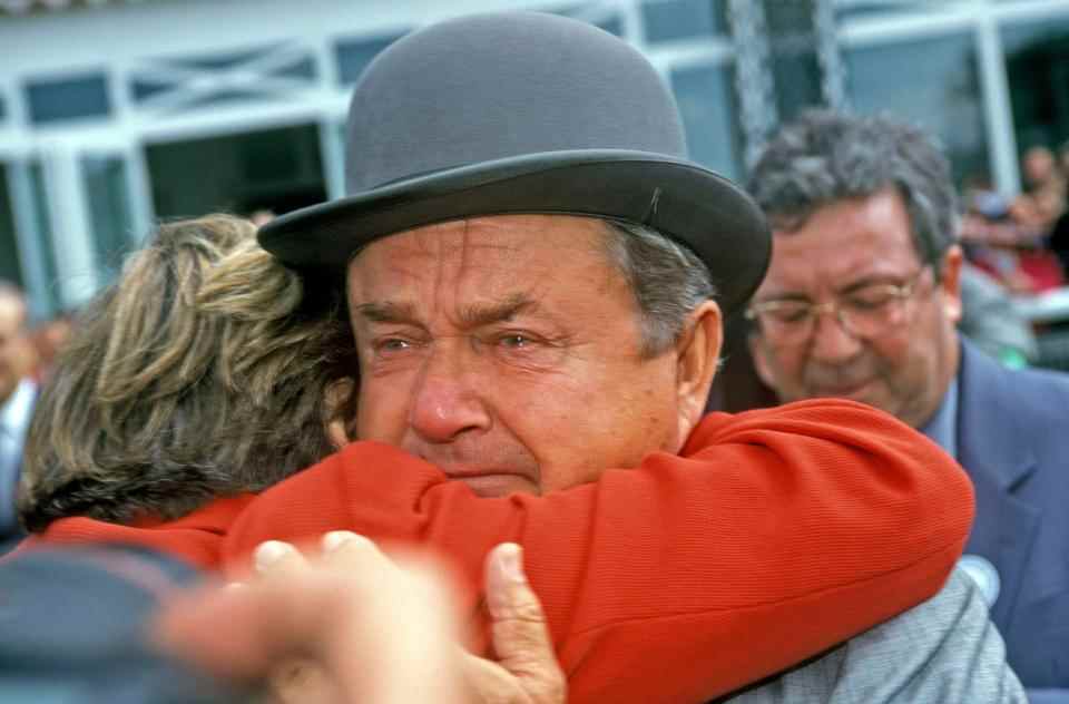 Alec Head avec sa fille Criquette après sa victoire à Chantilly en 2000 : toute la famille était impliquée dans la course de haut niveau - Trevor Jones/Popperfoto via Getty Images