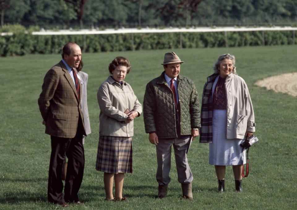 Normandie, 1987 : la Reine avec son ami Alec Head, au centre - Desfoux JY/Andia/Universal Images Group via Getty Images