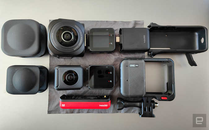 Un assemblage Insta360 One RS '1-inch 360 Edition' à côté d'un autre assemblage avec le module '360 Lens' et le support de montage habituels.