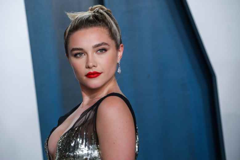 Florence Pugh marchant sur le tapis rouge à la Vanity Fair Oscar Party 2020 organisée par Radhika Jones qui s'est tenue au Wallis Annenberg Center for the Performing Arts à Beverly Hills le 9 février 2020. (Photo de JC Olivera/Sipa USA) (Sipa via AP Images)