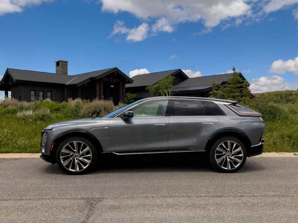 Un EV est certainement plus facile à emballer qu'un SUV, mais le Lyriq évite d'avoir l'air trop grand.