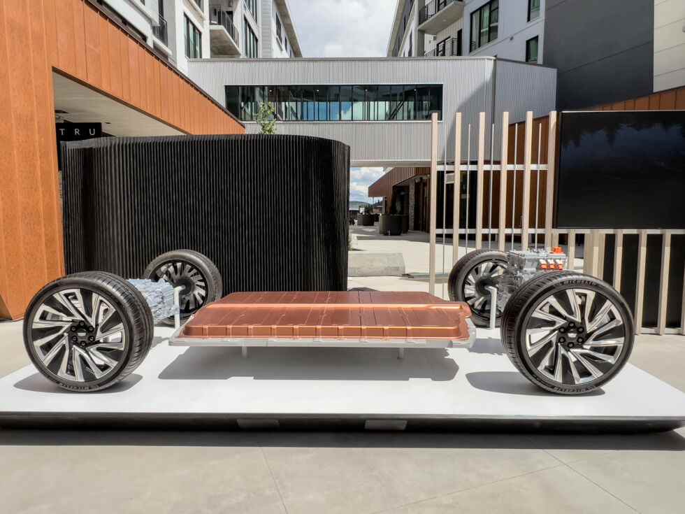 Un modèle grandeur nature du groupe motopropulseur de la AWD Lyriq montrant la batterie et les moteurs avant et arrière.  Le Lyriq a besoin de deux fois moins de cellules lithium-ion que le Hummer EV pour atteindre à peu près la même autonomie.