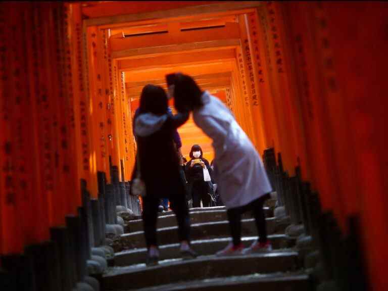 Le Japon s’ouvrira aux touristes après deux ans mais uniquement avec des masques, une assurance et des guides