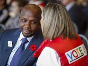 L'ancien olympien Donovan Bailey, à gauche, s'adresse à un fan lors d'un rassemblement en faveur de la candidature olympique d'hiver de 2026 à Calgary, en Alberta, le lundi 5 novembre 2018. Bailey fait partie des dizaines d'artistes, d'athlètes, de défenseurs et d'experts nouvellement nommé à l'Ordre du Canada mercredi.