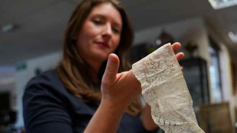 La dentelle aurait enveloppé le cercueil de la reine Victoria pour être vendu aux enchères