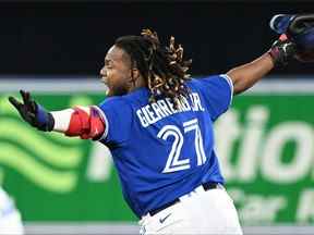 Le joueur de premier but des Blue Jays Vladimir Guerrero Jr. (27 ans) célèbre après avoir frappé un simple RBI contre les Red Sox de Boston lors de la neuvième manche au Rogers Center.