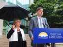 Le procureur général David Eby et Judy Darcy, ministre de la Santé mentale et des Dépendances, lors d'une conférence de presse à la Cour suprême de la Colombie-Britannique à Vancouver, le 29 août 2018. La province a lancé un recours collectif contre les compagnies de médicaments opioïdes, dont les pratiques de commercialisation ont eu des effets dévastateurs sur la vie de milliers de Britanno-Colombiens. 