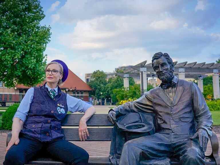 Jane Lynch mène une visite joyeuse de son état d’origine, l’Illinois