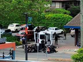 Vue générale du site où deux suspects armés sont morts et six policiers ont été abattus, lors d'un incident dans une banque à Saanich, en Colombie-Britannique, le 28 juin 2022 sur cette photo obtenue sur les réseaux sociaux.  Joan B Flood/via REUTERS