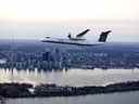 Un avion de Porter Airlines survolant Toronto.