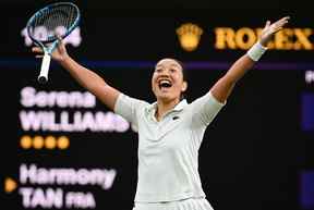 La française Harmony Tan célèbre sa victoire contre la joueuse américaine Serena Williams à la fin de son match de tennis féminin en simple le deuxième jour des championnats de Wimbledon 2022 au All England tennis Club de Wimbledon, dans le sud-ouest de Londres, le 28 juin 2022. (Photo de Glyn KIRK / AFP)