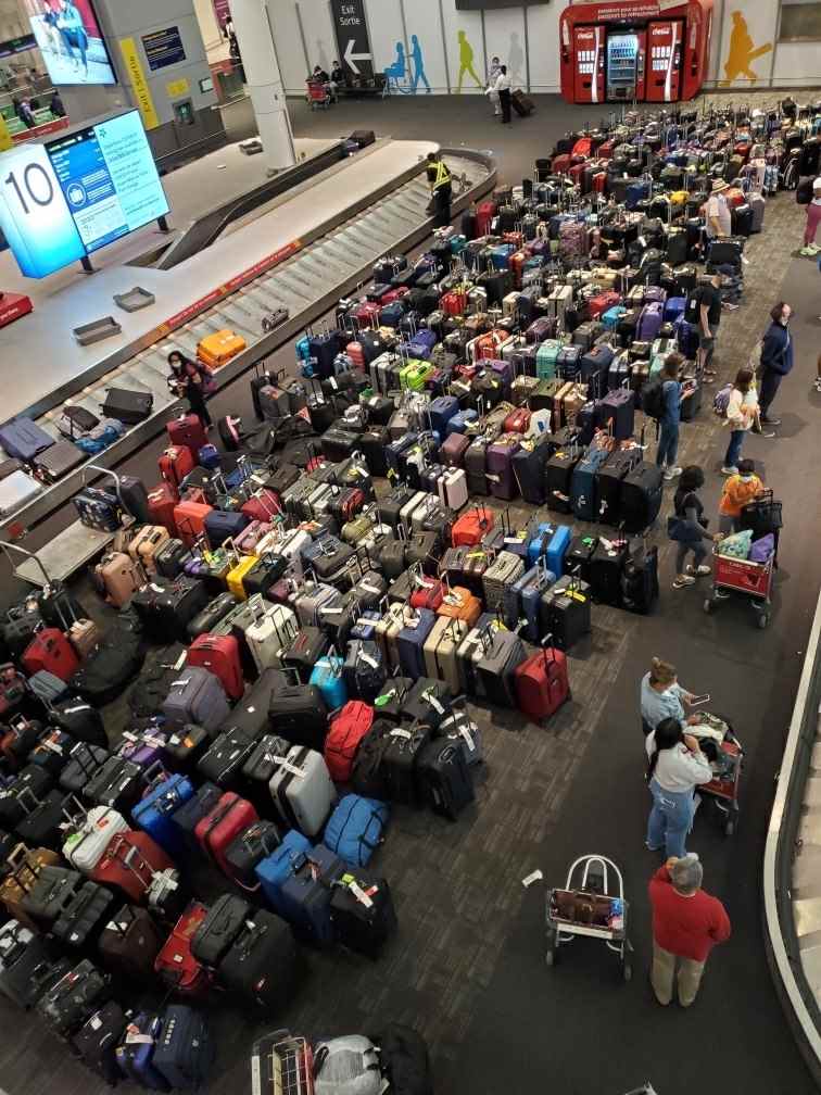 La frustration monte face aux longues attentes, aux vols annulés, aux retards de bagages à Pearson