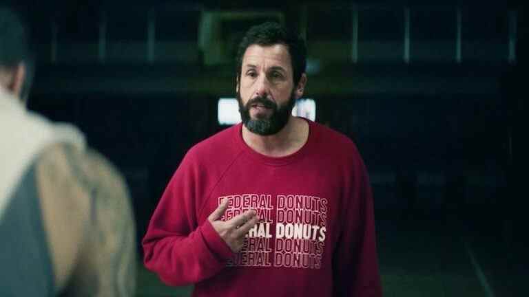 Adam Sandler révèle la personne la plus célèbre dans ses contacts de téléphone portable, et ce n'est pas une star d'Hollywood
