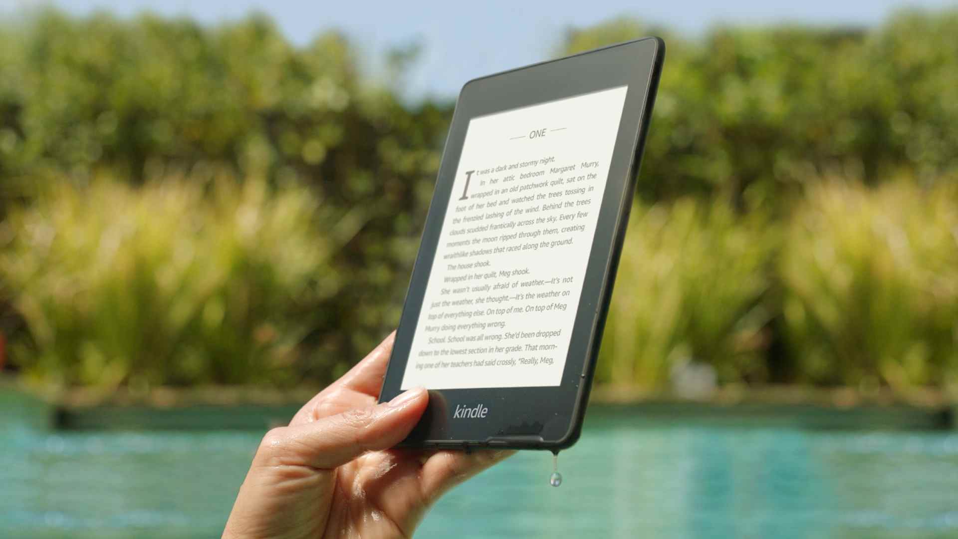 Le Kindle Paperwhite au bord d'un lac