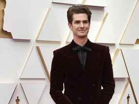 Andrew Garfield pose sur le tapis rouge lors des arrivées des Oscars à la 94e cérémonie des Oscars à Hollywood, Los Angeles, Californie, le 27 mars 2022.