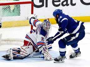 11 juin 2022 ;  Tampa, Floride, États-Unis ;  Le défenseur du Lightning de Tampa Bay Zach Bogosian (24 ans) a tiré contre le gardien de but des Rangers de New York Igor Shesterkin (31 ans) au cours de la deuxième période du sixième match de la finale de la Conférence de l'Est des séries éliminatoires de la Coupe Stanley 2022 à l'Amalie Arena.