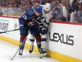 Nikita Kucherov # 86 du Lightning de Tampa Bay est vérifié par Nathan MacKinnon # 29 de l'Avalanche du Colorado au cours de la première période du deuxième match de la finale de la Coupe Stanley de la LNH 2022 au Ball Arena le 18 juin 2022 à Denver, Colorado.