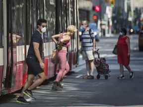 De nombreuses villes à travers le Canada exhortent leurs résidents à utiliser le transport en commun pour réduire les émissions, tandis que les fonctionnaires reçoivent des laissez-passer de stationnement gratuits de ces mêmes municipalités.