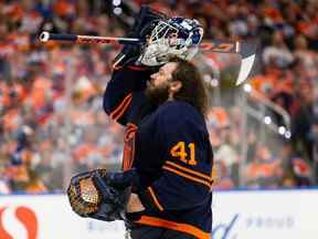 Le gardien de but des Oilers d'Edmonton Mike Smith lors de la deuxième période du quatrième match de la finale de la Conférence Ouest de la LNH contre l'Avalanche du Colorado à Rogers Place à Edmonton le lundi 6 juin 2022.