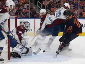 Ryan Nugent-Hopkins (93 ans) des Oilers d'Edmonton est arrêté par le gardien de but de l'Avalanche du Colorado Pavel Francouz (39 ans) lors du troisième match de la finale de la Conférence de l'Ouest à Rogers Place à Edmonton le samedi 4 juin 2022.