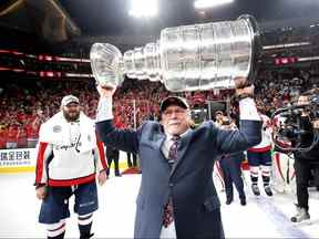 Barry Trotz détient la Coupe Stanley qu'il a remportée avec les Capitals en 2018. Des signes indiquent-ils qu'il rejoindra les Jets?  GETTY IMAGES