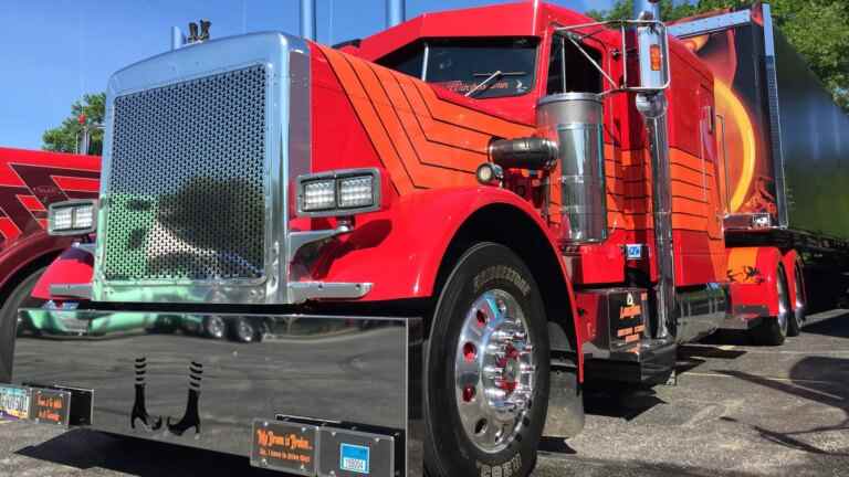 Badass Big-Rigs Barnstorm Branson au 40e salon annuel du camion SuperRigs