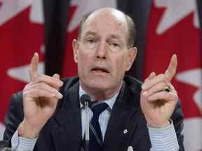 L'ancien gouverneur de la Banque du Canada, David Dodge, lors d'une conférence de presse à Ottawa.